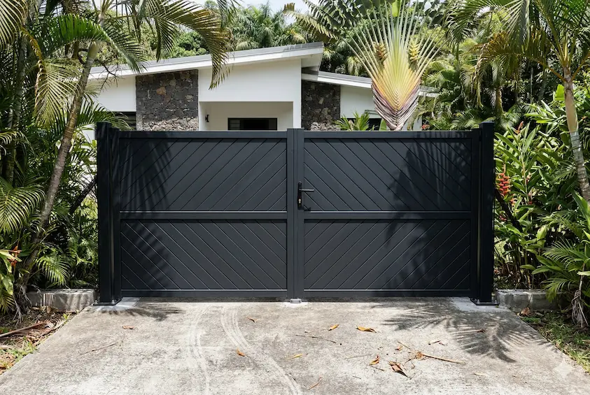Portail aluminium motorisé posé à La Réunion